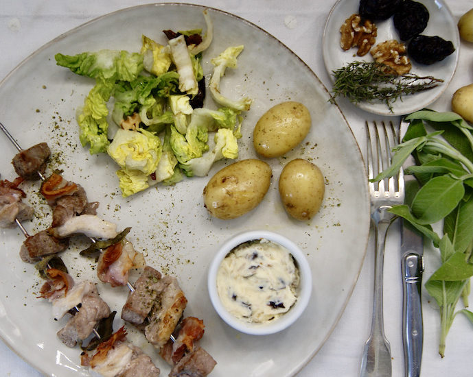 Brochettes de viande et sauge, beurre aux noix et aux pruneaux