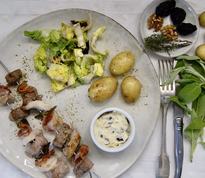 Brochettes de viande et sauge, beurre aux noix et aux pruneaux