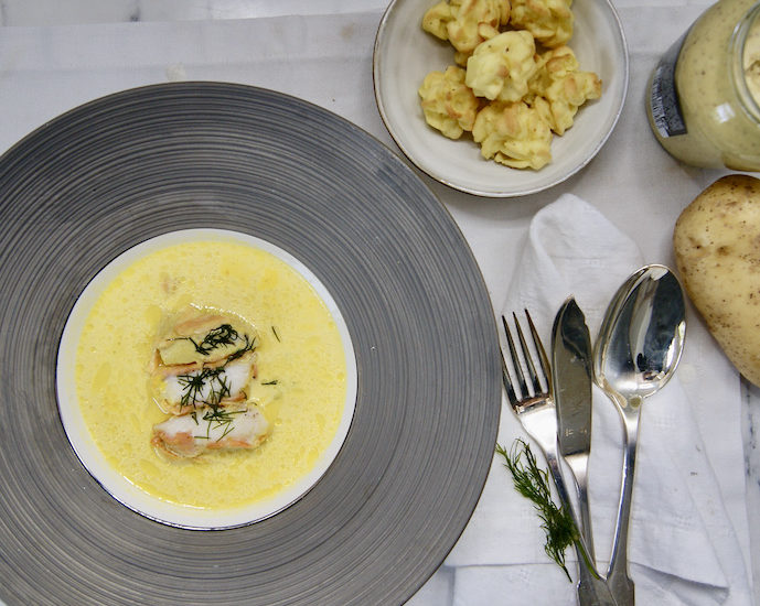 Médaillons de cabillaud au saumon fumé sauce safranée, pommes duchesse maison
