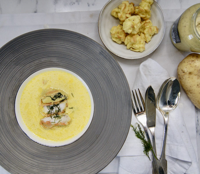 Médaillons de cabillaud au saumon fumé sauce safranée, pommes duchesse maison