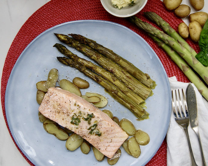 Saumon et asperges vertes rôtis au four