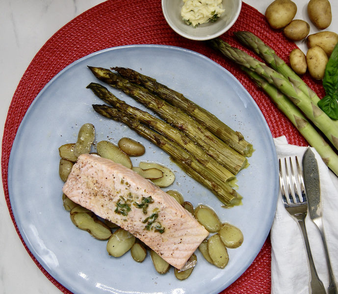 Saumon et asperges vertes rôtis au four