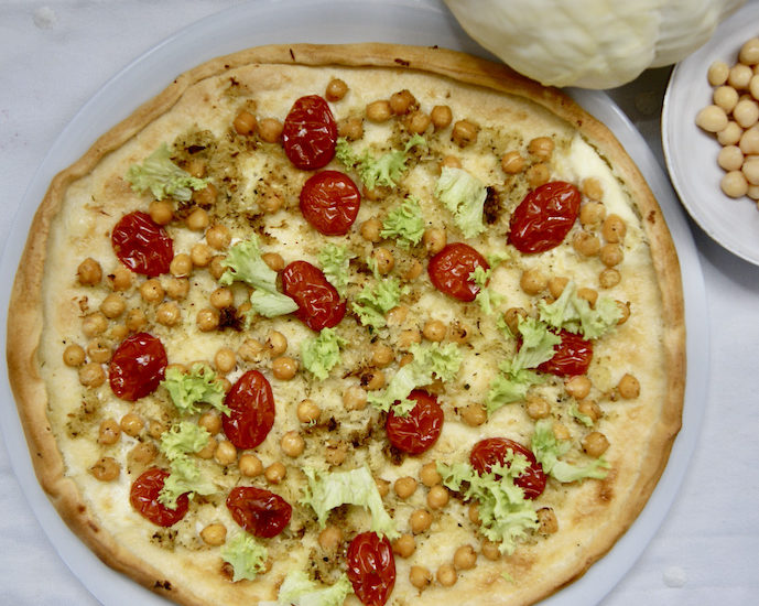 Pizza au chou blanc et aux pois chiches