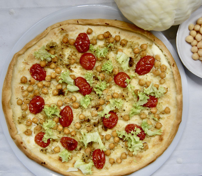 Pizza au chou blanc et aux pois chiches