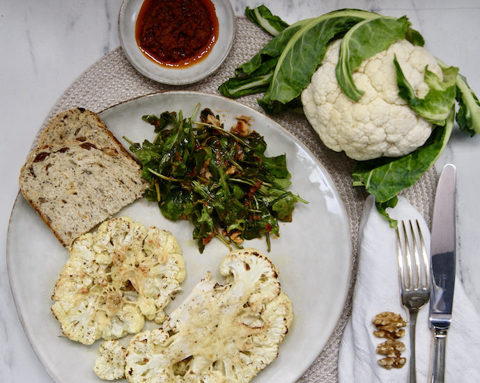 Steaks de chou-fleur grillés, vinaigrette au pesto rosso