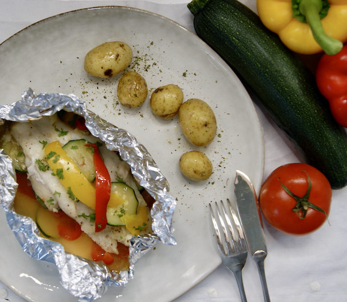 Papillote de filets de perche aux poivrons, courgette et tomates