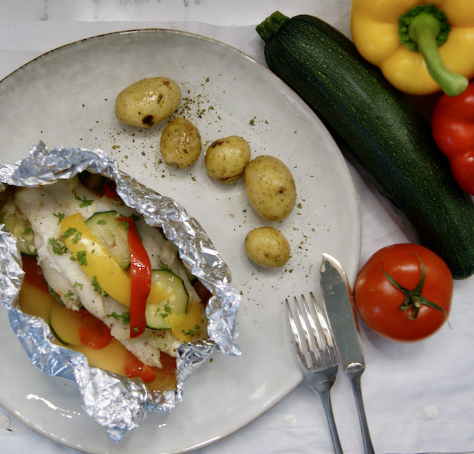 Papillote de filets de perche aux poivrons, courgette et tomates