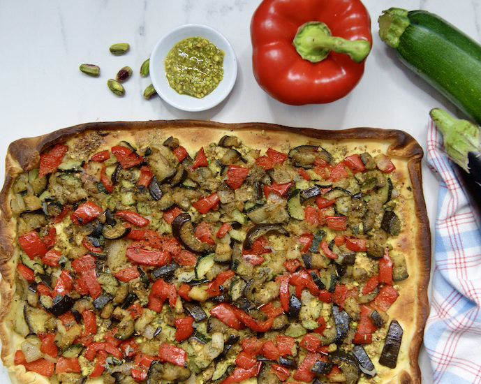 Pizza aux aubergines, courgettes et poivrons grillés, pesto de pistaches