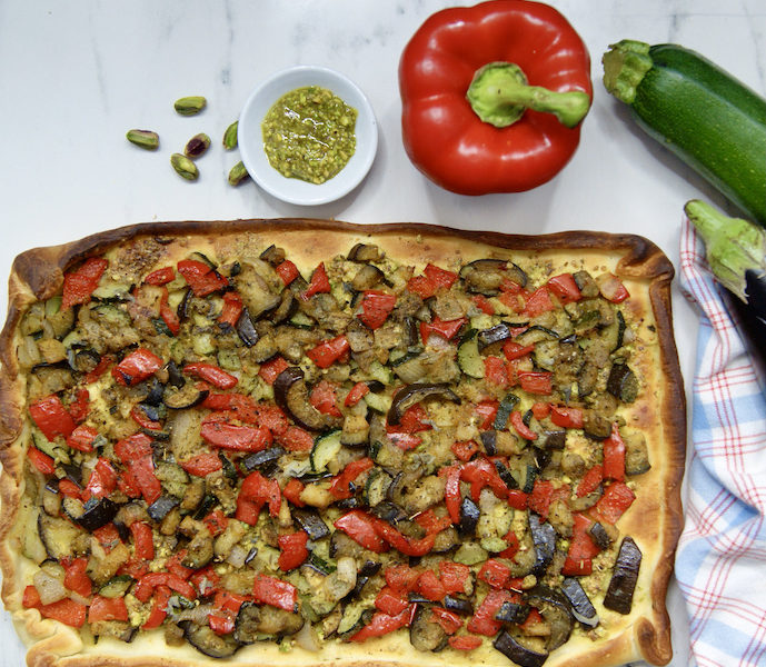 Pizza aux aubergines, courgettes et poivrons grillés, pesto de pistaches