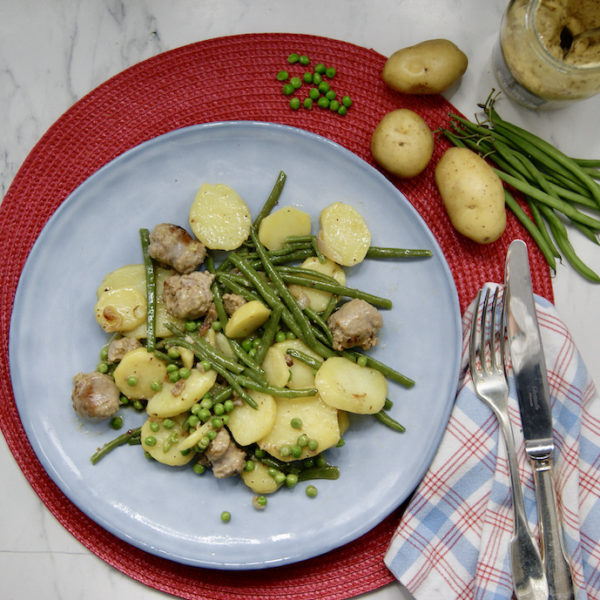 Pommes de terre rissolées, légumes verts, saucisse de campagne et vinaigrette française