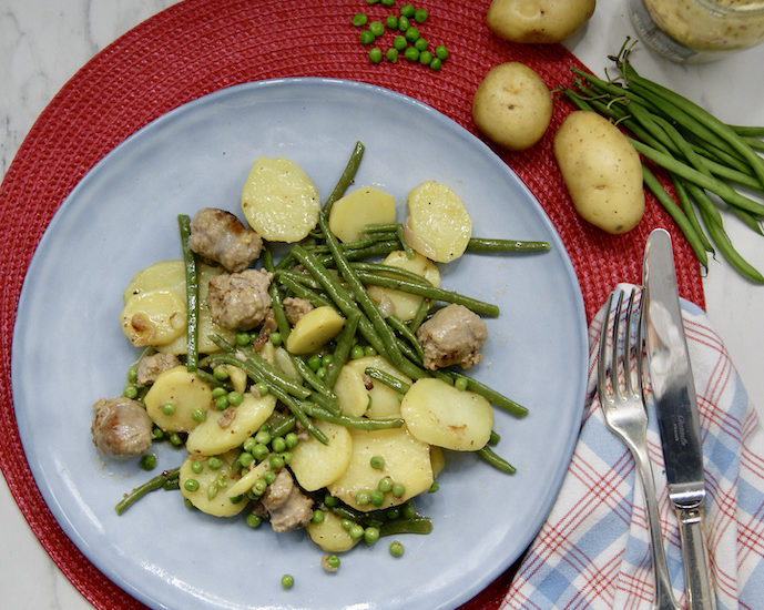 Pommes de terre rissolées, légumes verts, saucisse de campagne et vinaigrette française