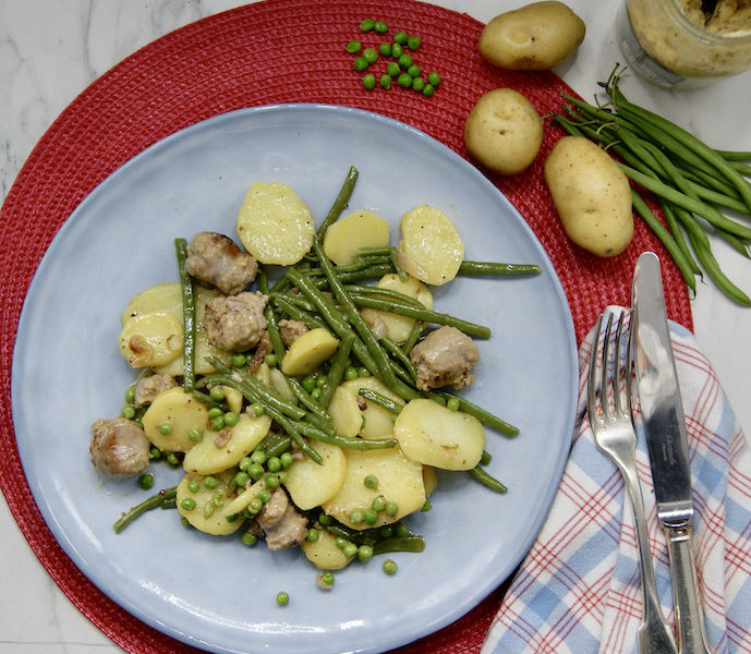 Pommes de terre rissolées, légumes verts, saucisse de campagne et vinaigrette française