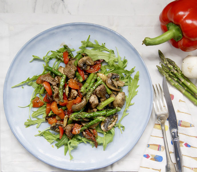 Salade d’agneau aux asperges et tomates séchées