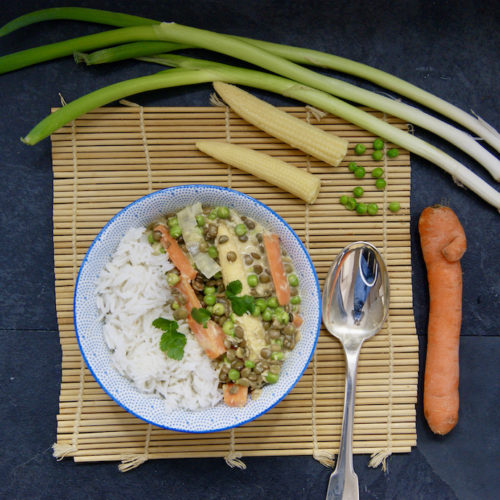 Curry de lentilles aux carottes, petits pois et maïs