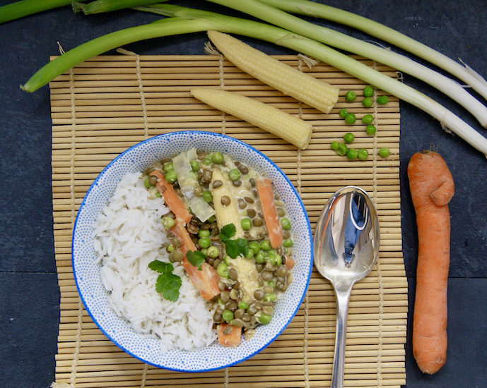 Curry de lentilles aux carottes, petits pois et maïs
