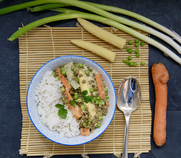 Curry de lentilles aux carottes, petits pois et maïs