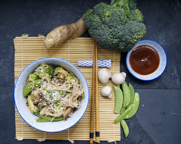 Nouilles soba au brocoli, champignons, pois mange-tout et sauce barbecue