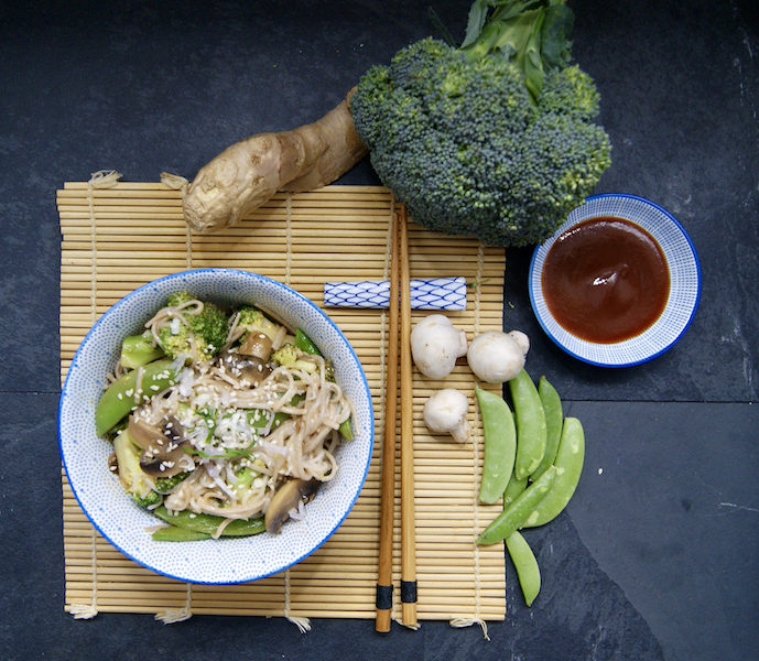 Nouilles soba au brocoli, champignons, pois mange-tout et sauce barbecue