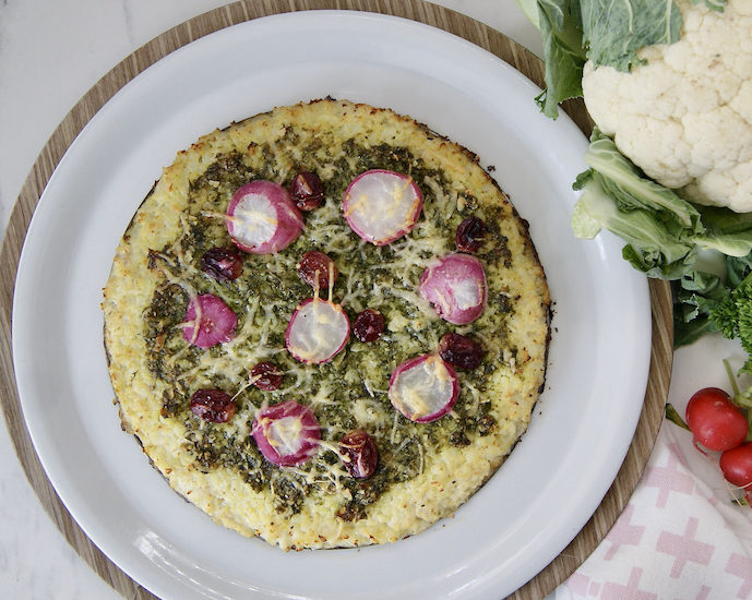 Pizza de chou-fleur, radis et raisins
