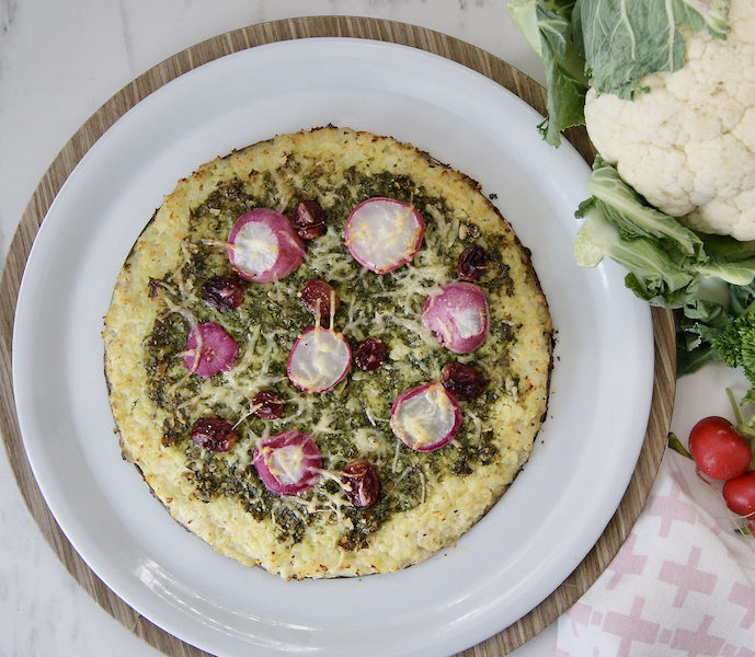 Pizza de chou-fleur, radis et raisins