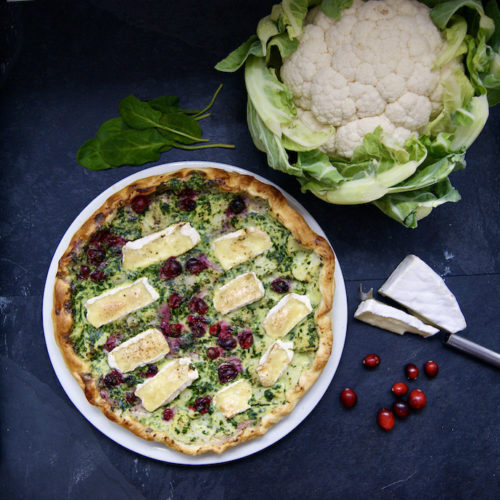 Tarte aux épinards, brie et airelles