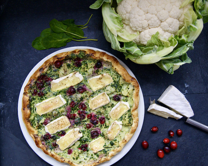 Tarte aux épinards, brie et airelles