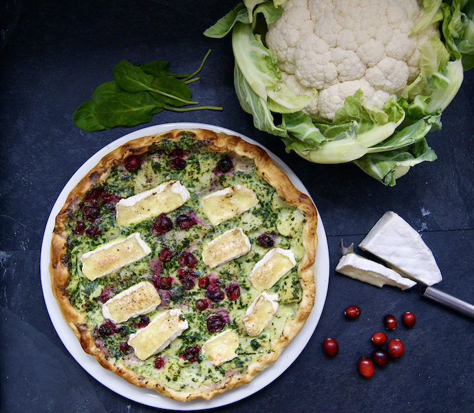 Tarte aux épinards, brie et airelles