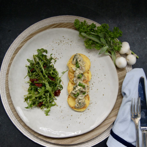 Galettes de polenta aux champignons, crème et sauge