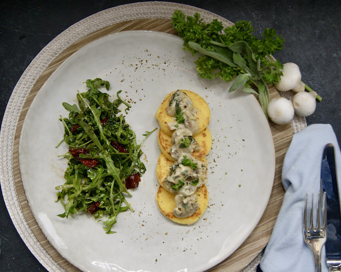 Galettes de polenta aux champignons, crème et sauge