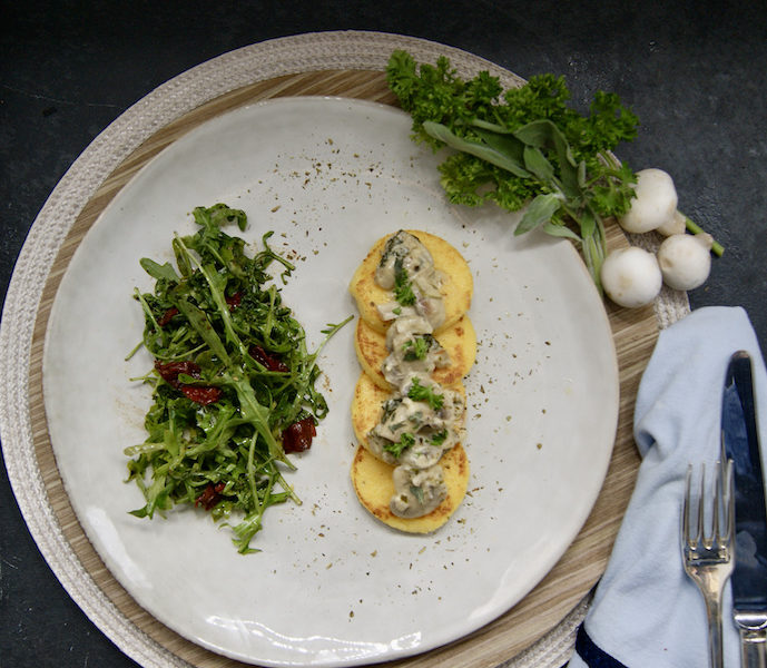 Galettes de polenta aux champignons, crème et sauge