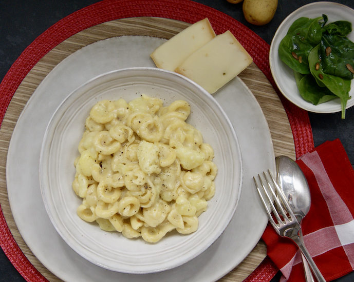 One-pot pâtes, pommes de terre et fromage de raclette