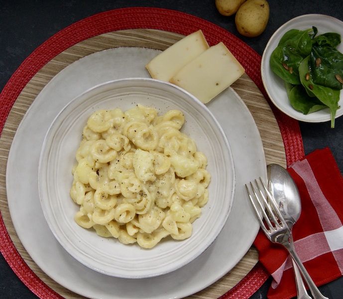 One-pot pâtes, pommes de terre et fromage de raclette