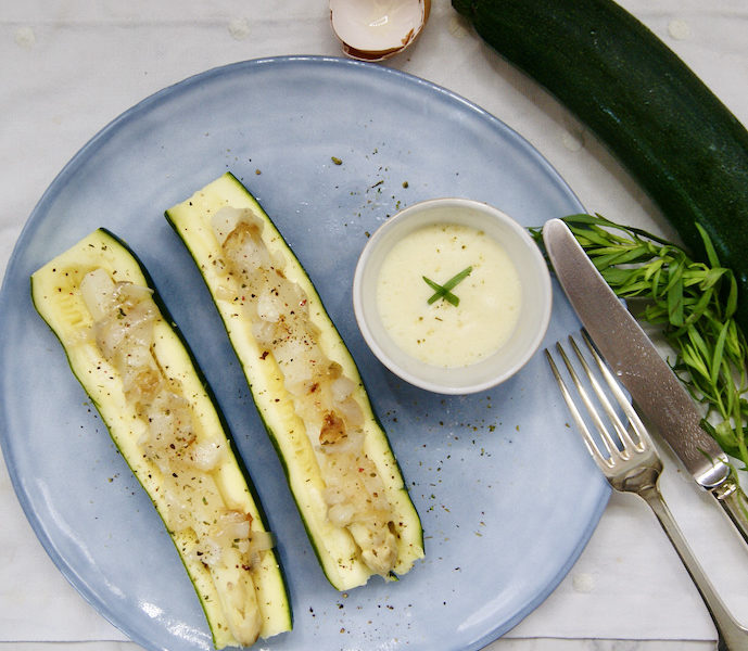 Le hot-dog d&rsquo;asperge dans la courgette et oignons confits