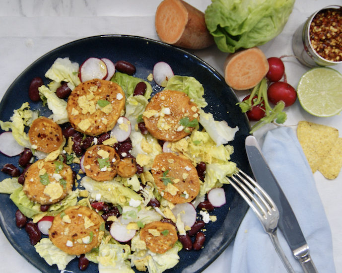 Salade de patates douces, radis, haricots et tortilla chips