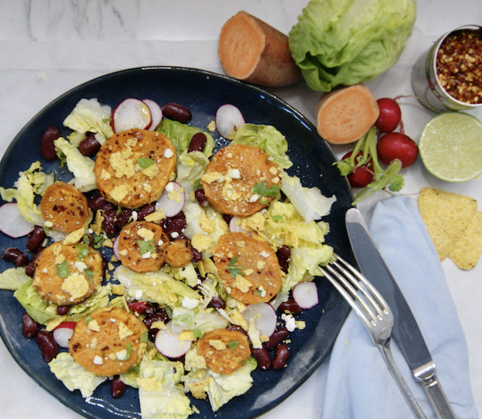 Salade de patates douces, radis, haricots et tortilla chips