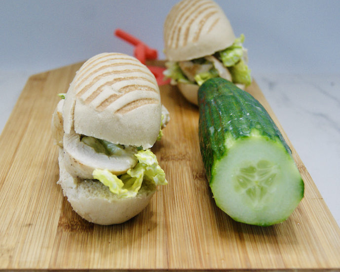 Hot-dogs au poulet et au concombre
