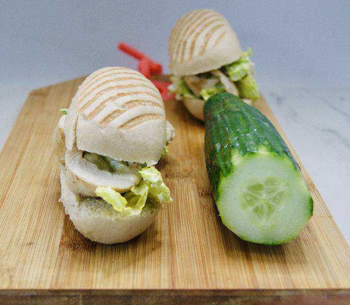 Hot-dogs au poulet et au concombre