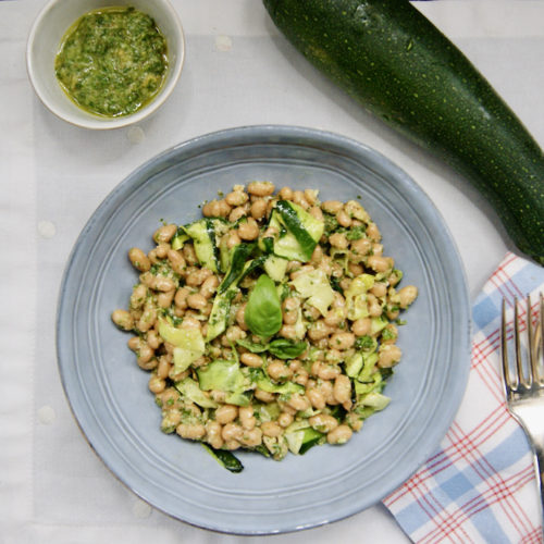 Rubans de courgettes grillées et haricots blancs au pesto