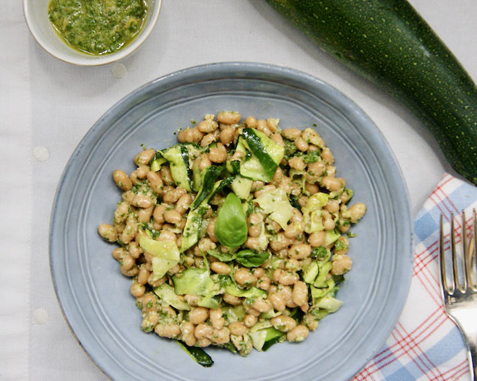 Rubans de courgettes grillées et haricots blancs au pesto