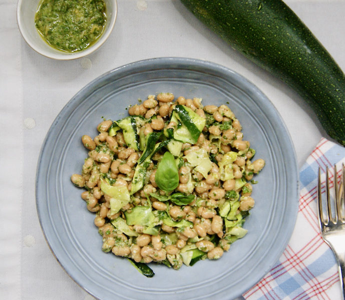 Rubans de courgettes grillées et haricots blancs au pesto