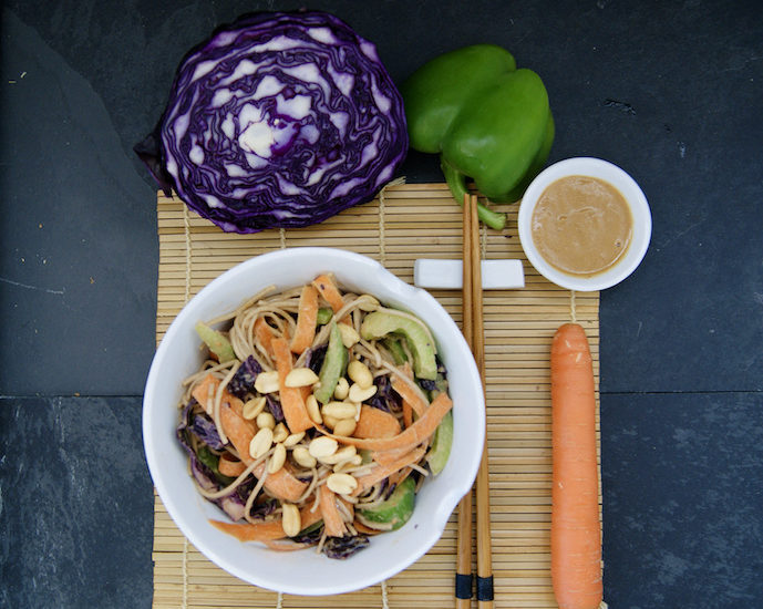 Nouilles soba aux légumes, sauce au beurre de cacahuètes