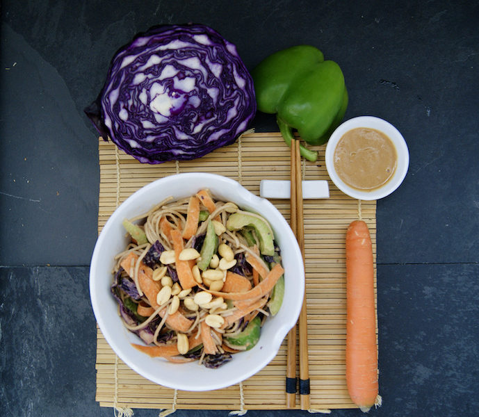 Nouilles soba aux légumes, sauce au beurre de cacahuètes
