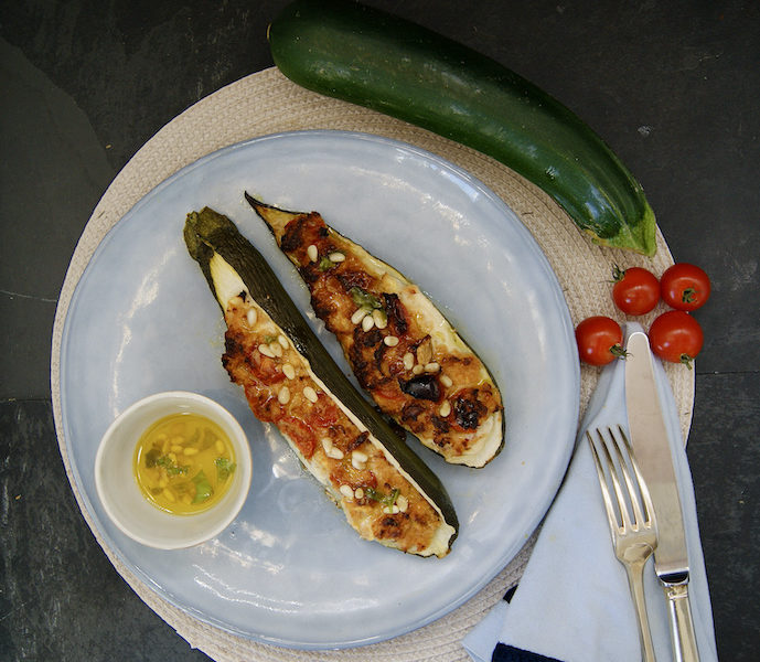 Courgettes farcies, huile parfumée aux pignons