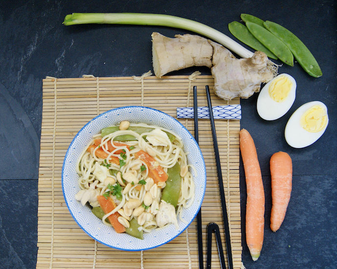 Nouilles aux oeufs, poulet au wok et cacahuètes