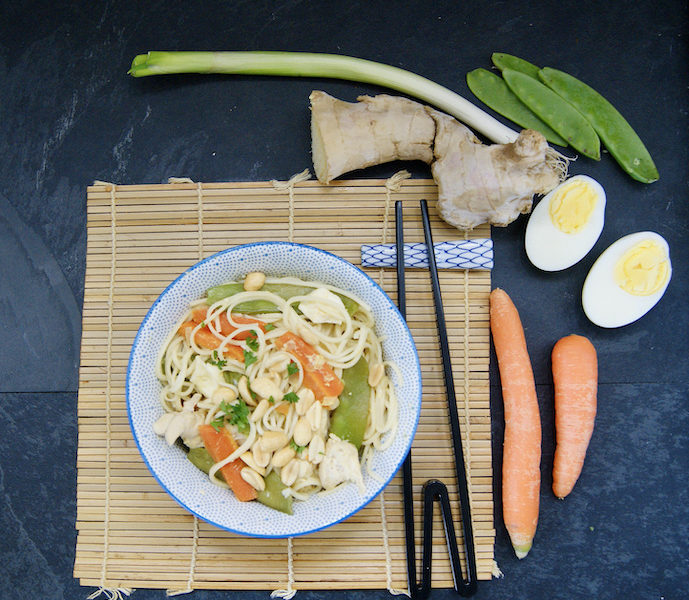 Nouilles aux oeufs, poulet au wok et cacahuètes