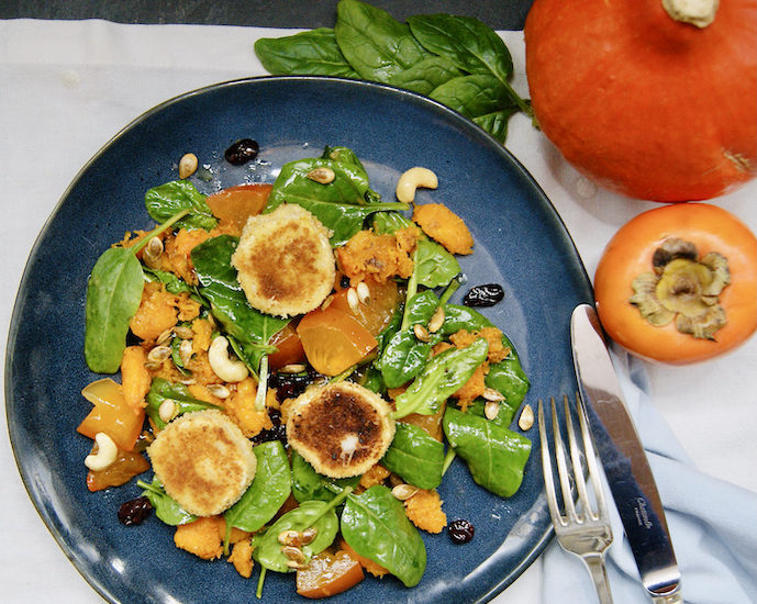 Salade de courge, kaki et fromage de chèvre gratiné