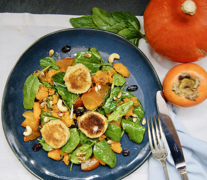 Salade de courge, kaki et fromage de chèvre gratiné
