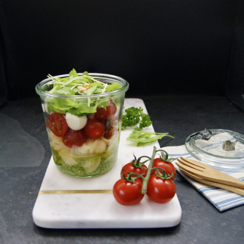 Pâtes aux tomates, roquette et pesto en pot