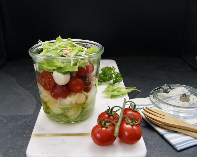 Pâtes aux tomates, roquette et pesto en pot