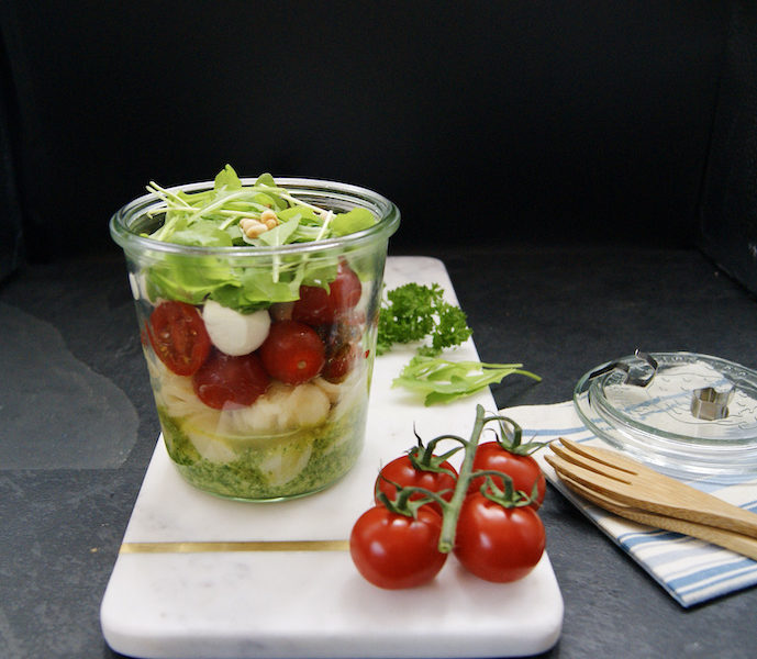 Pâtes aux tomates, roquette et pesto en pot